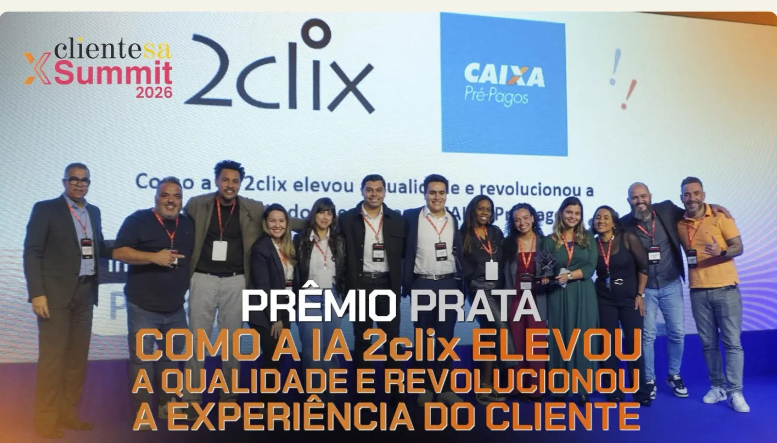 Equipe 2clix e CAIXA Pré-Pagos recebendo o Prêmio Prata no ClienteSA X-Summit 2026