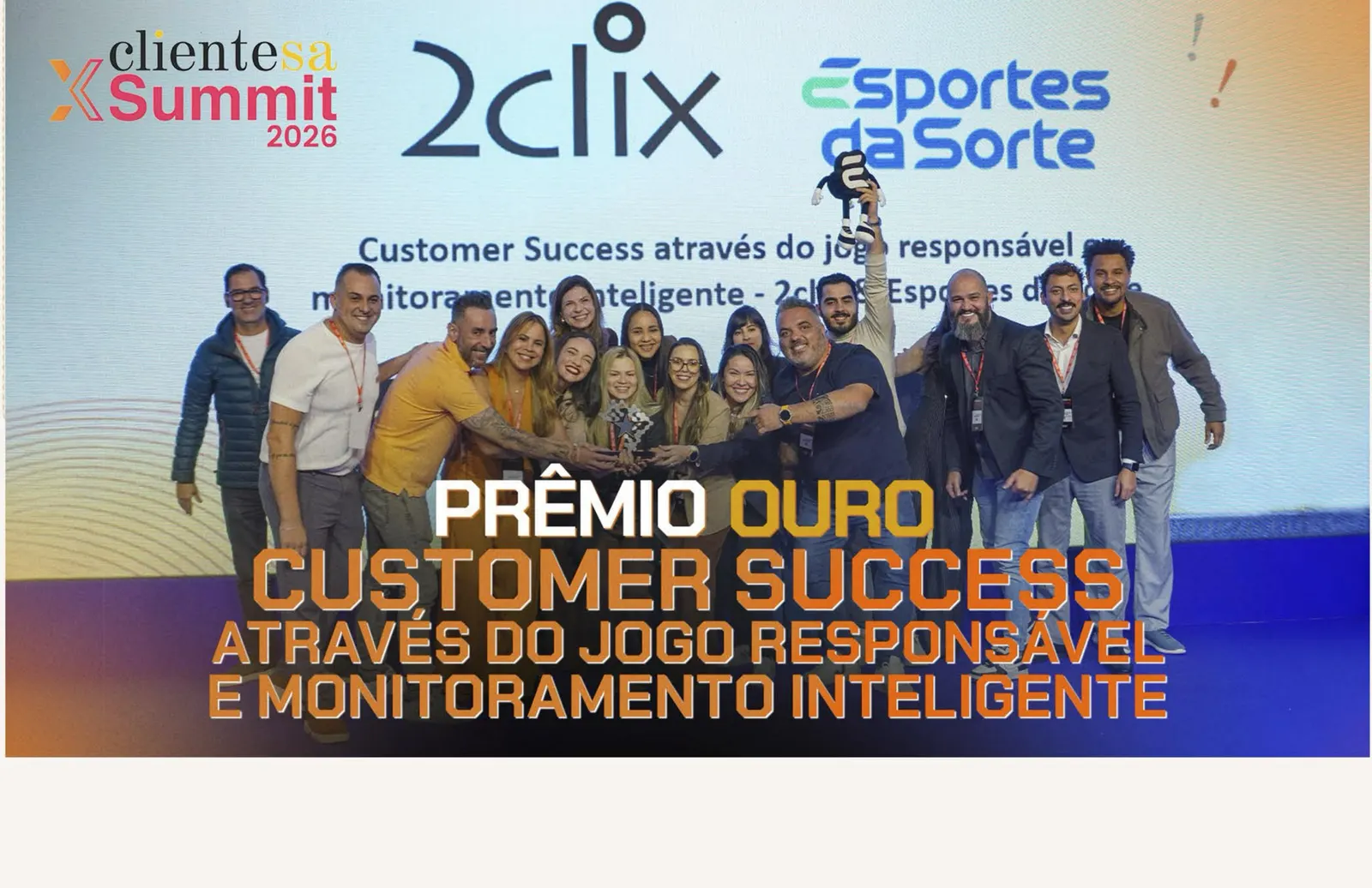 Equipes 2clix e Grupo Esportes Gaming Brasil recebendo o Prêmio Ouro no ClienteSA X-Summit 2026
