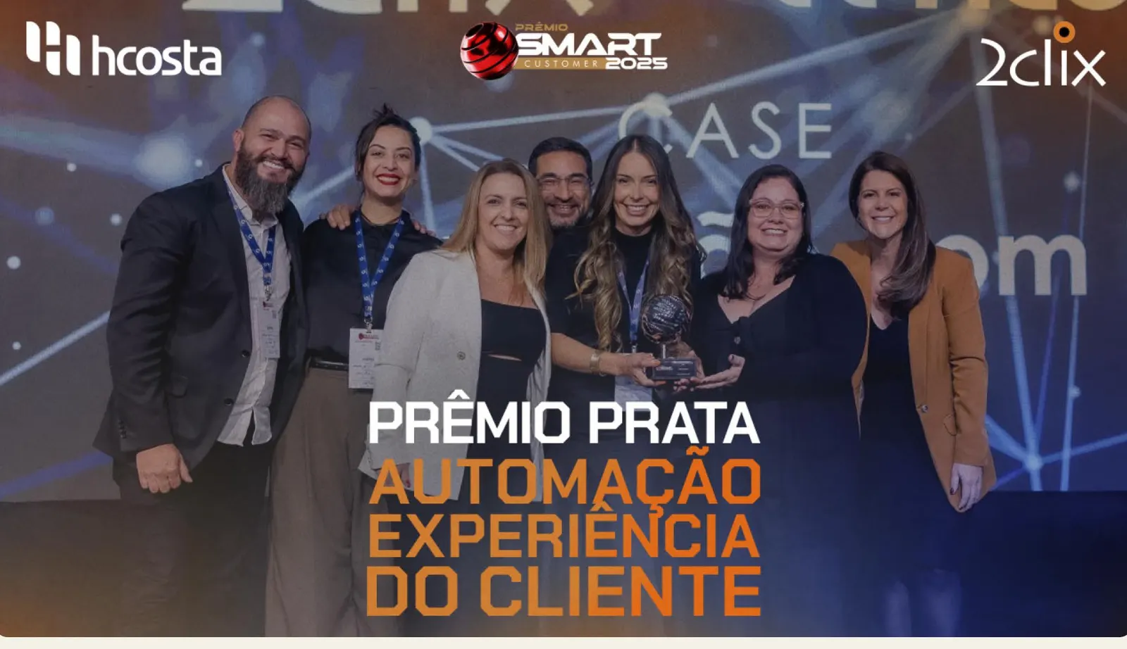 Equipe 2clix e HCosta recebendo o Prêmio Prata no Smart Customer 2025