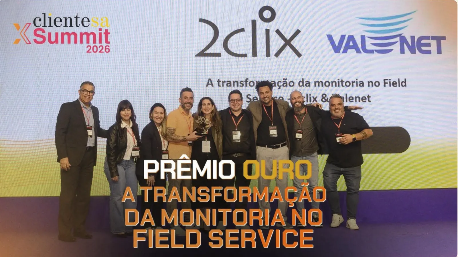Equipe 2clix e Valenet recebendo o Prêmio Ouro no ClienteSA X-Summit 2026